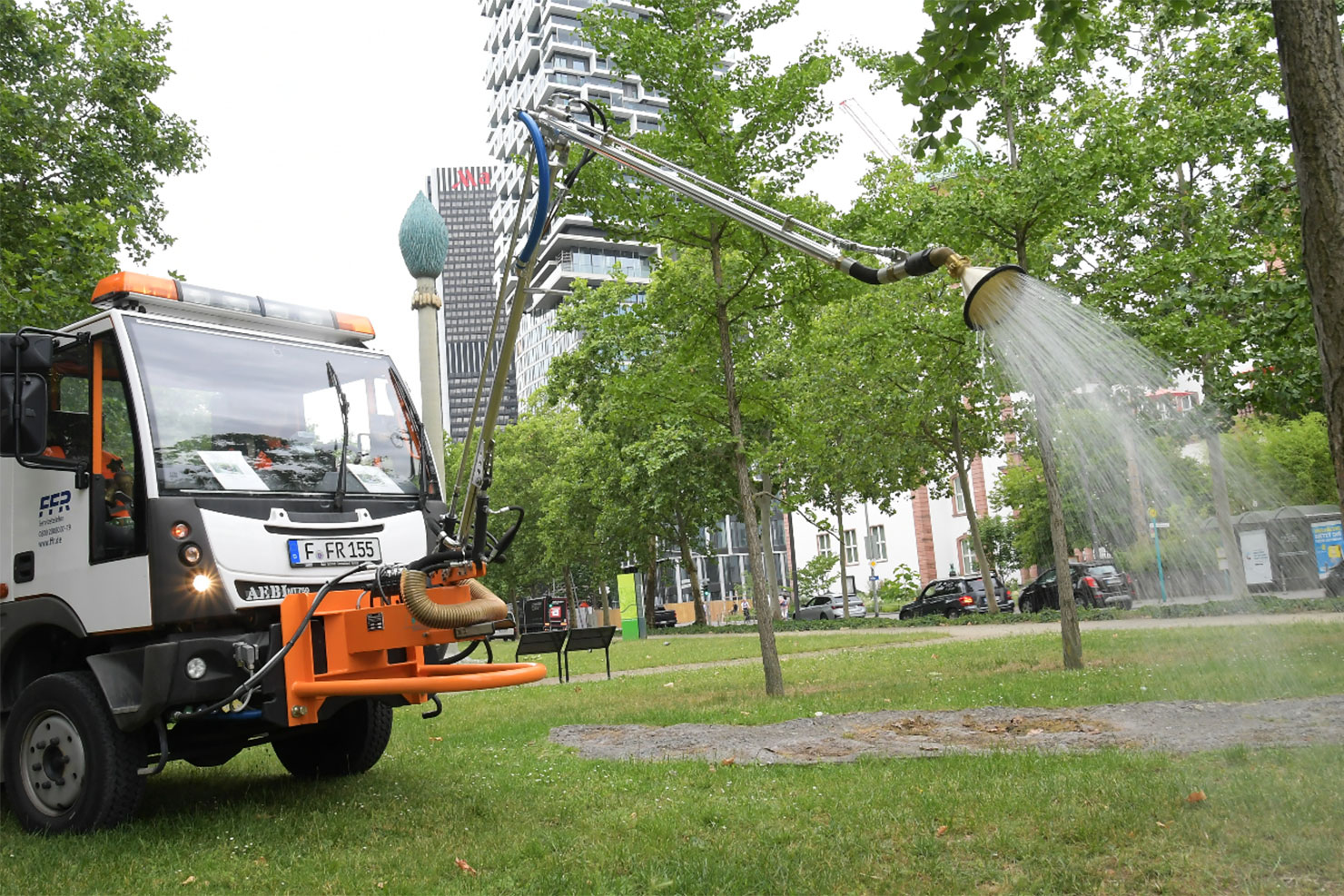 Grünpflegefahrzeug bewässert Rasen