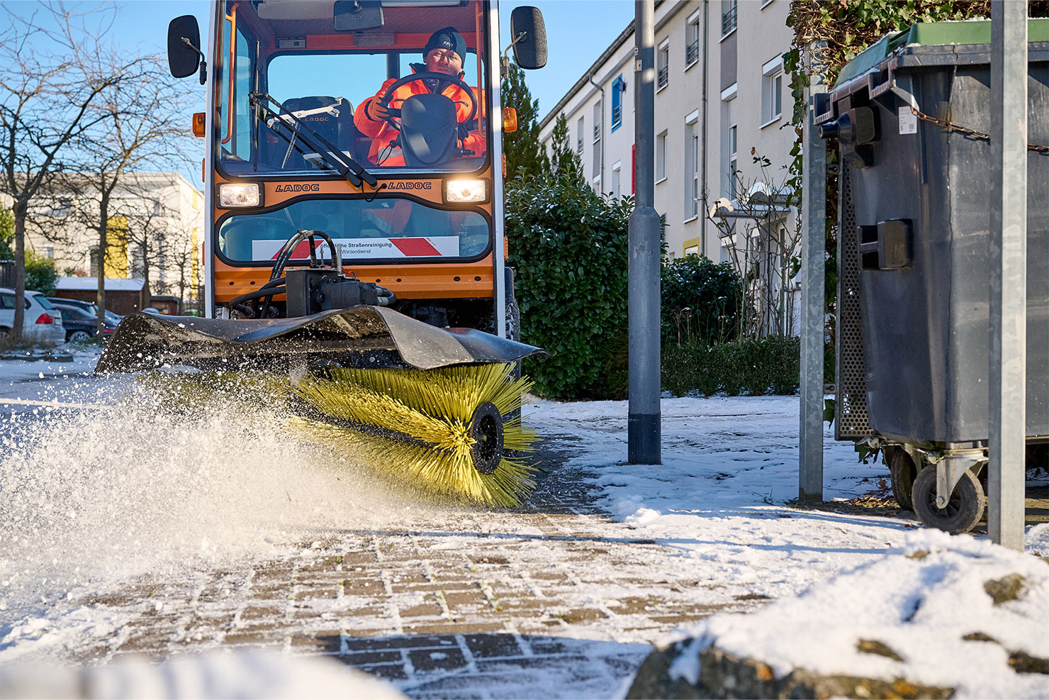 Gehwegräumfahrzeug räumt Schnee