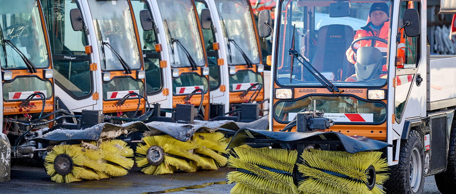 Reihe von Gehwegräumfahrzeugen des FFR-Winterdienstes