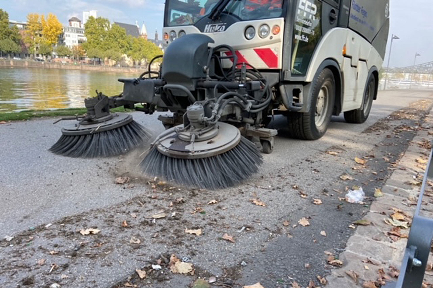 Kleinkehrfahrzeug reinigt eine Straße