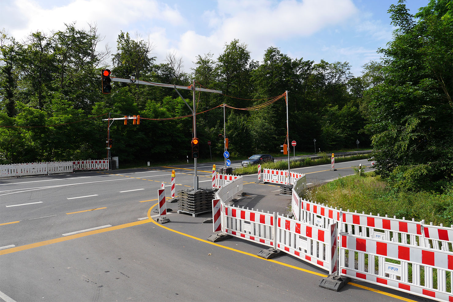 Absperrung und mobile Ampel an Straßenkreuzung
