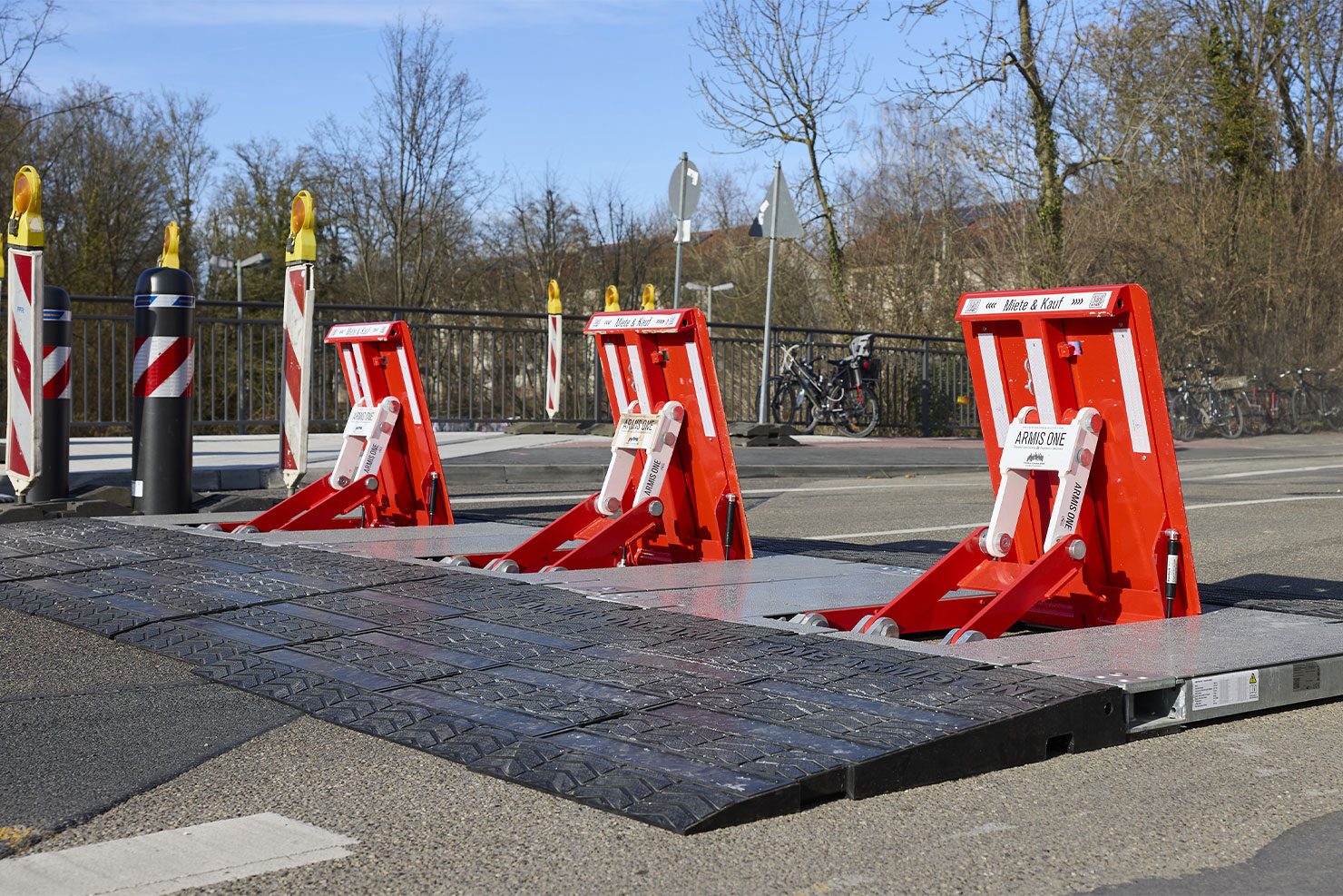 Drei mobile Fahrzeugsperren der Art ARMIS ONE sind auf einer Straße aufgebaut.