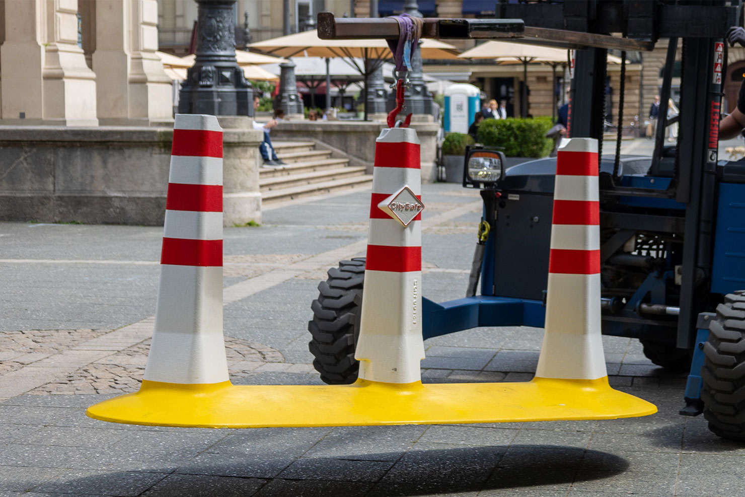 Ein Einsatzfahrzeug platziert drei Fahrzeugsperrenpfosten der Art CitySafe.