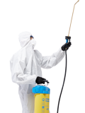Zwei Schädlingsbekämpfer in Schutzkleidung