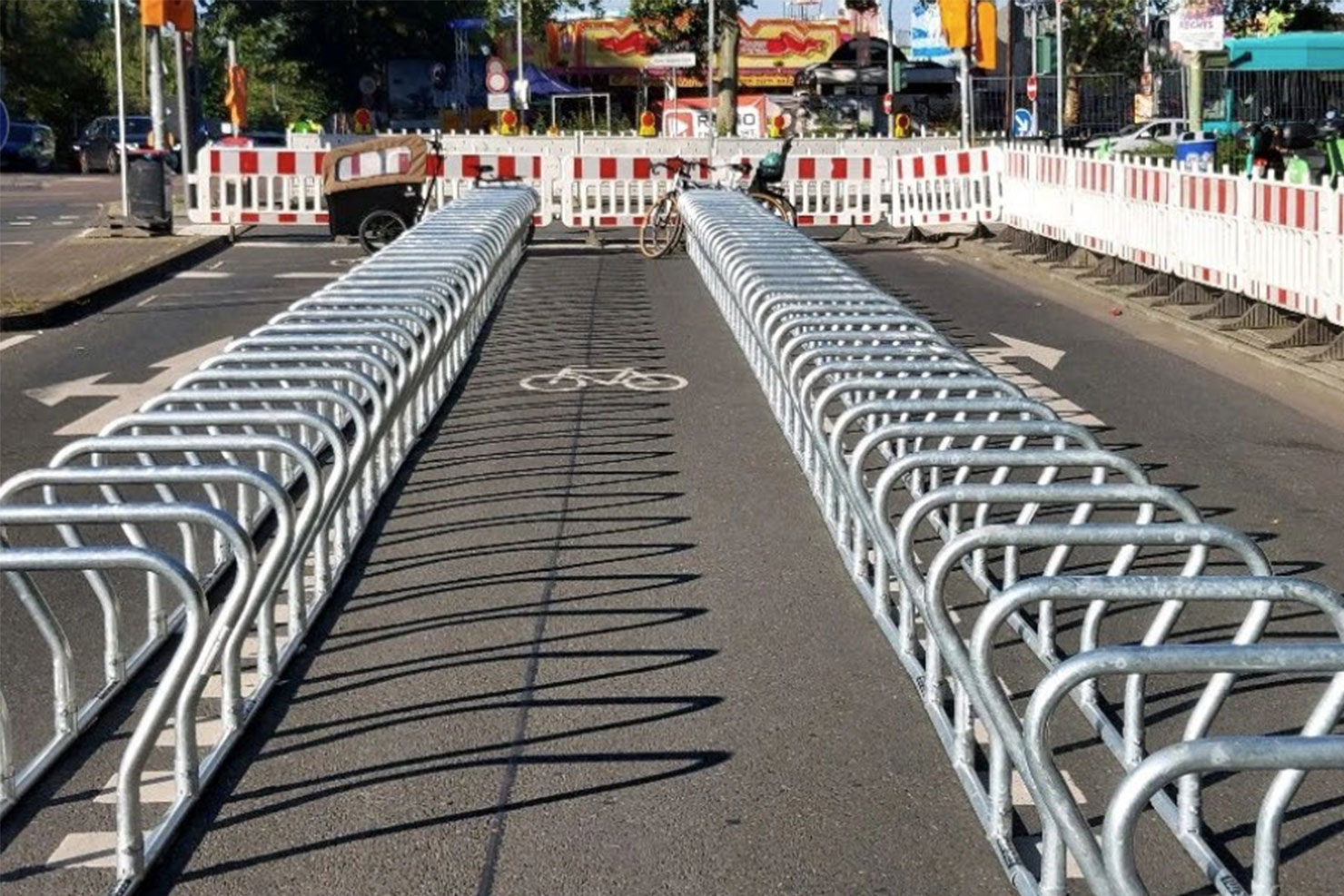 Aufgebaute mobile Fahrradständer neben einer Straßenabsperrung
