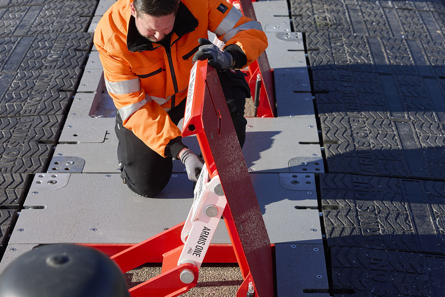 Ein FFR-Mitarbeiter baut eine Fahrzeugsperre der Art ARMIS ONE auf.