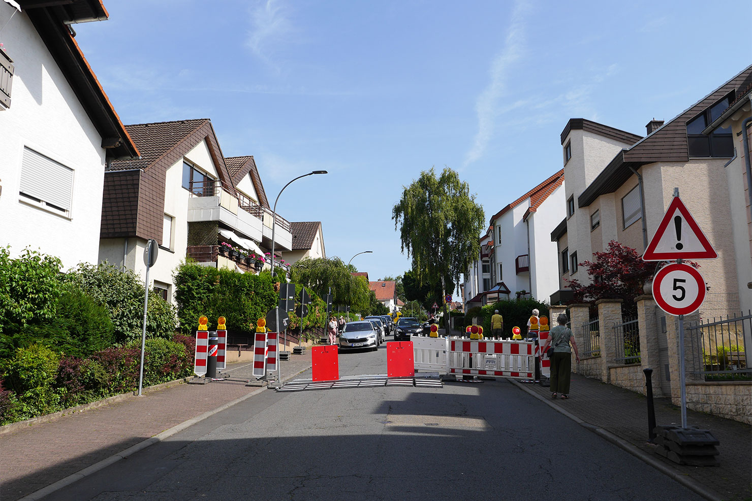 Aufgebaute Fahrzeugsperren auf einer Straße