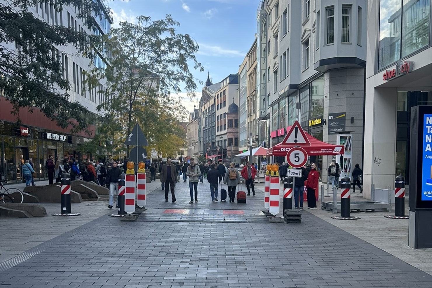Fußgänger und mobile Fahrzeugsperren in einer Fußgängerzone
