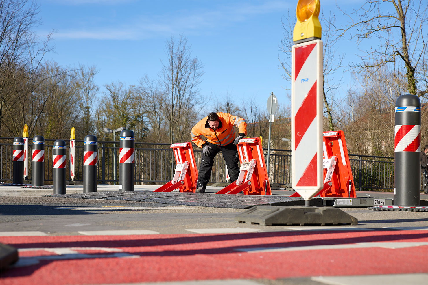 Ein FFR-Mitarbeiter kontrolliert aufgebaute mobile Fahrzeugsperren.