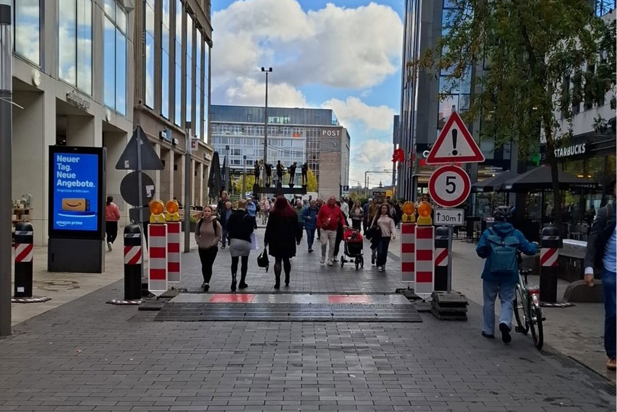 Eingeklappte mobile Fahrzeugsperren der Art ARMIS ONE in einem Fußgängerbereich