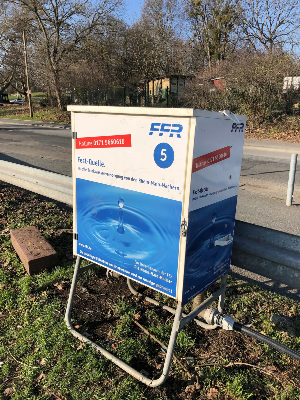 Verteilerschrank für mobile Wasserversorgung an Straßenrand