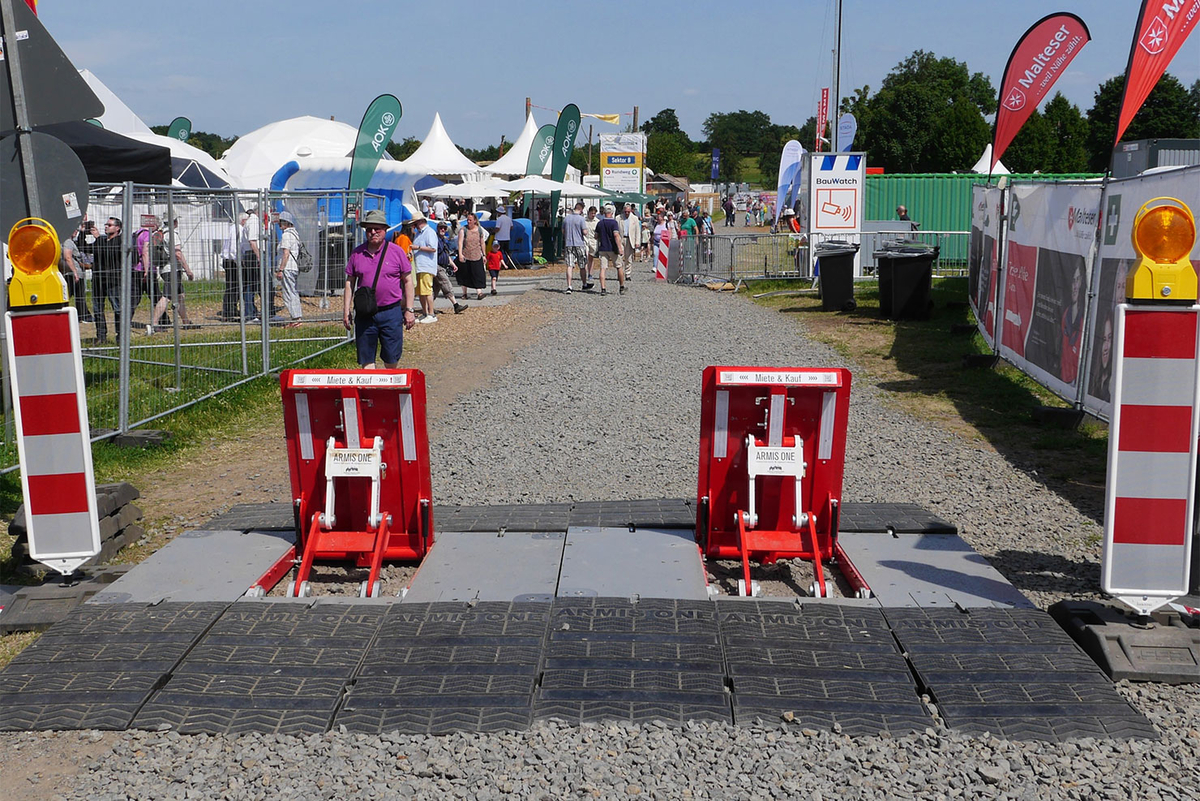 Zwei Fahrzeugsperren der Art ARMIS ONE stehen am Eingang einer Veranstaltung.