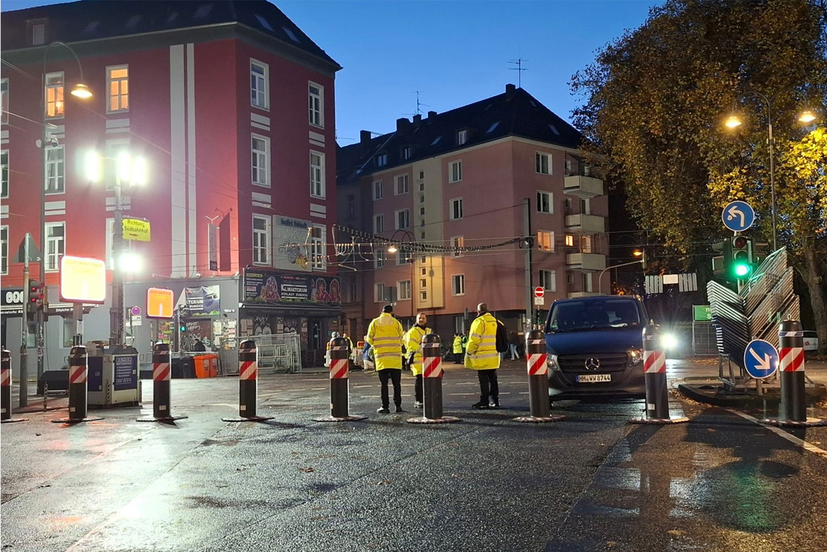 Mobile Fahrzeugsperren der Art OktaBlock TR auf einer Straße