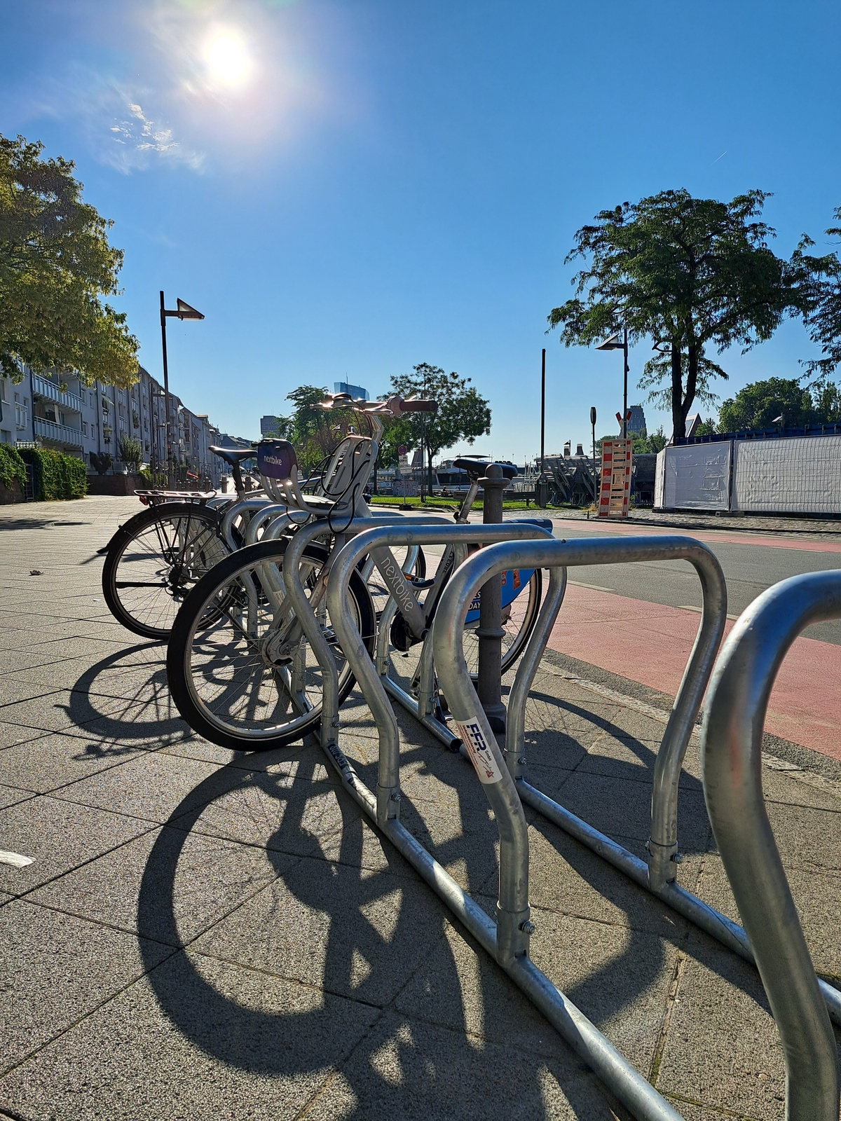 Mobile Fahrradständer mit abgestellten Fahrrändern an einer Straße