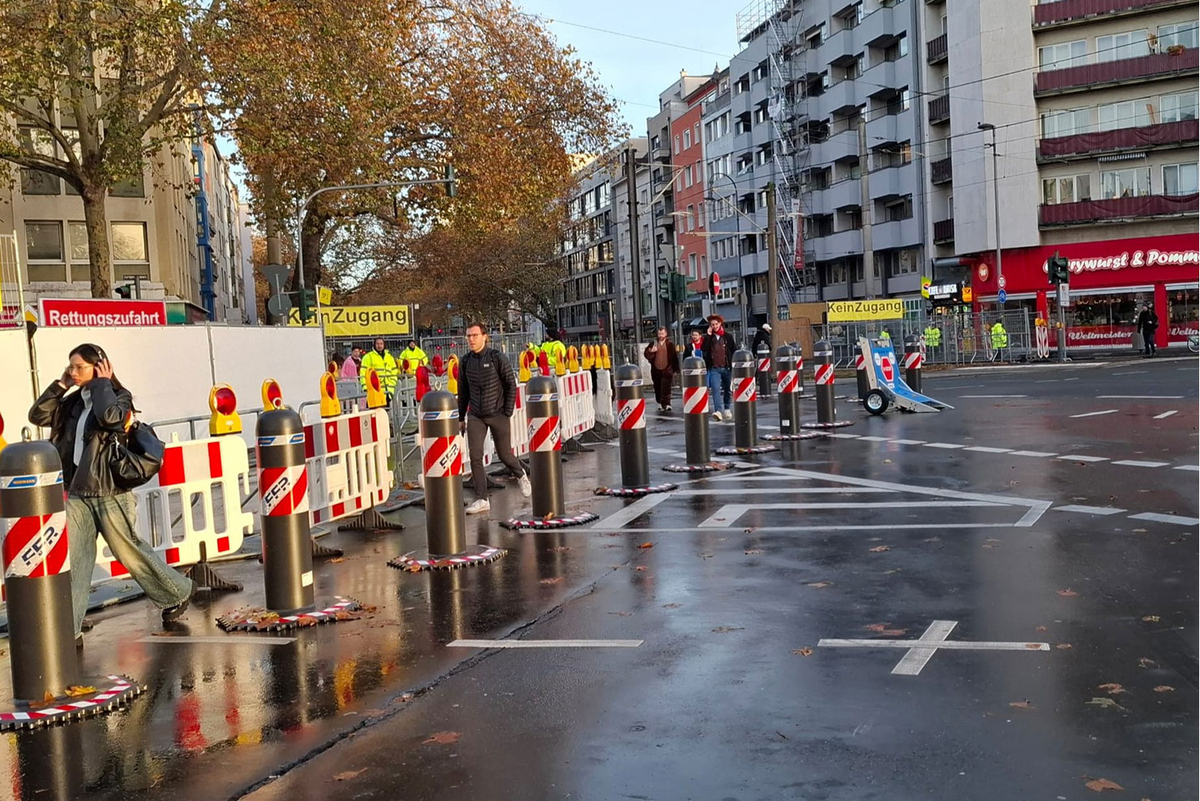 Fußgänger zwischen mobile Fahrzeugsperren der Art OktaBlock TR