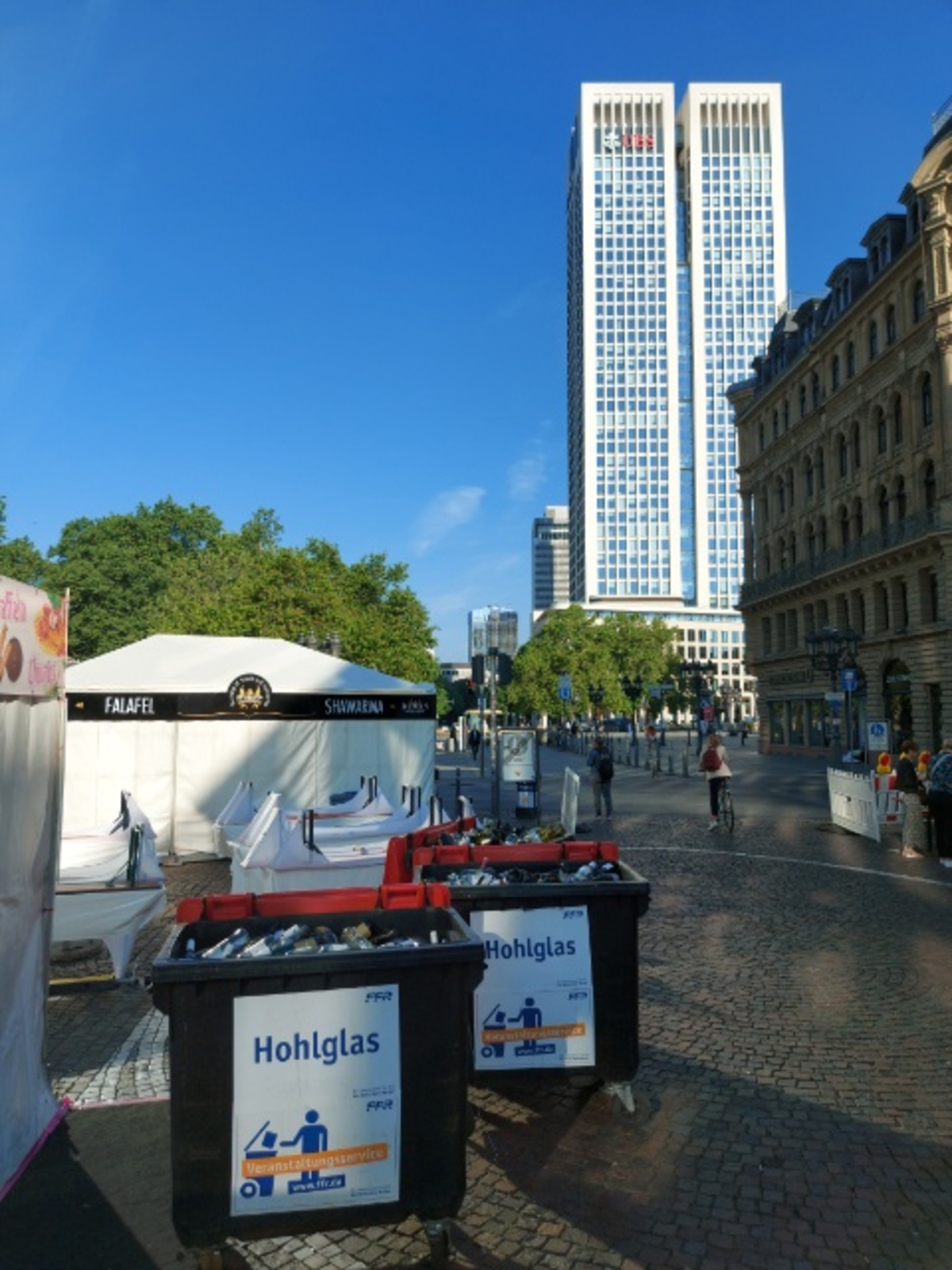 Tonnen für Hohlglas bei einer Veranstaltung auf einem Stadtplatz