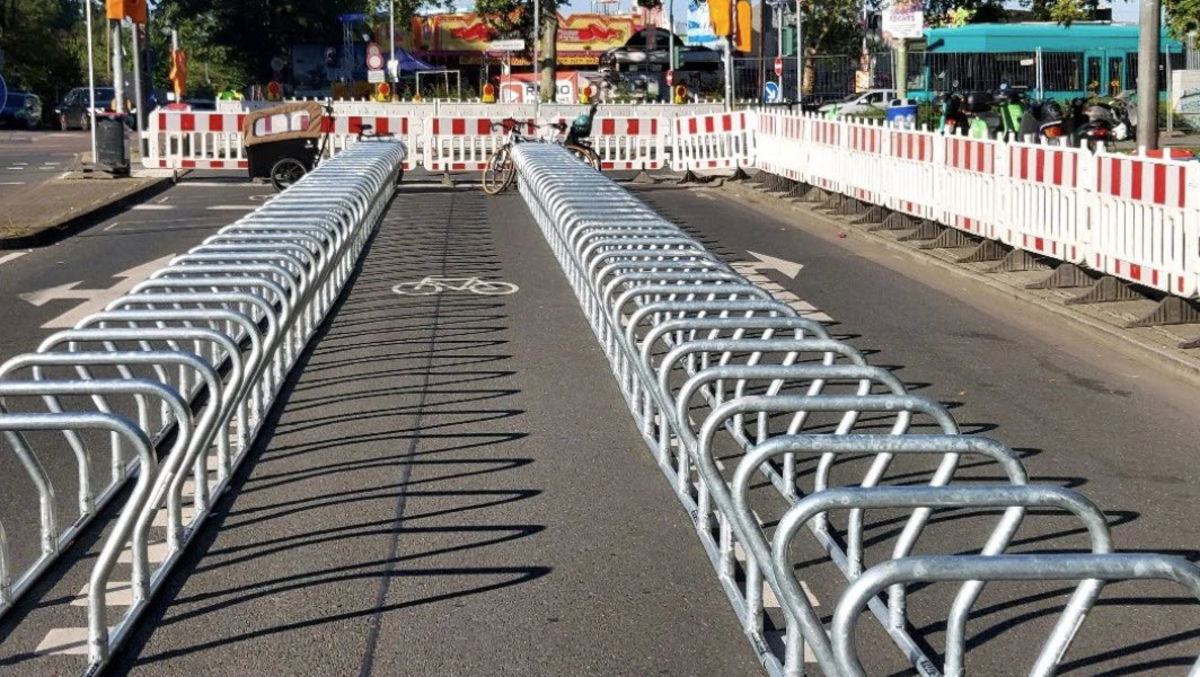 Aufgebaute mobile Fahrradständer neben einer Straßenabsperrung