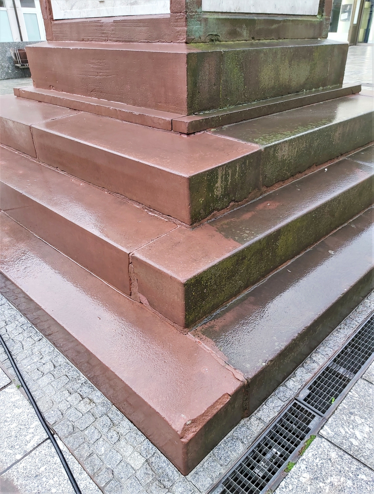 Saubere Treppen nach Intensivreinigung mit unbearbeiteten Treppen zum Vergleich
