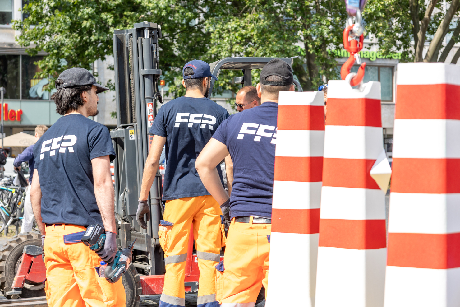 Mitarbeiter und mobile Pfeiler an Straßensperre