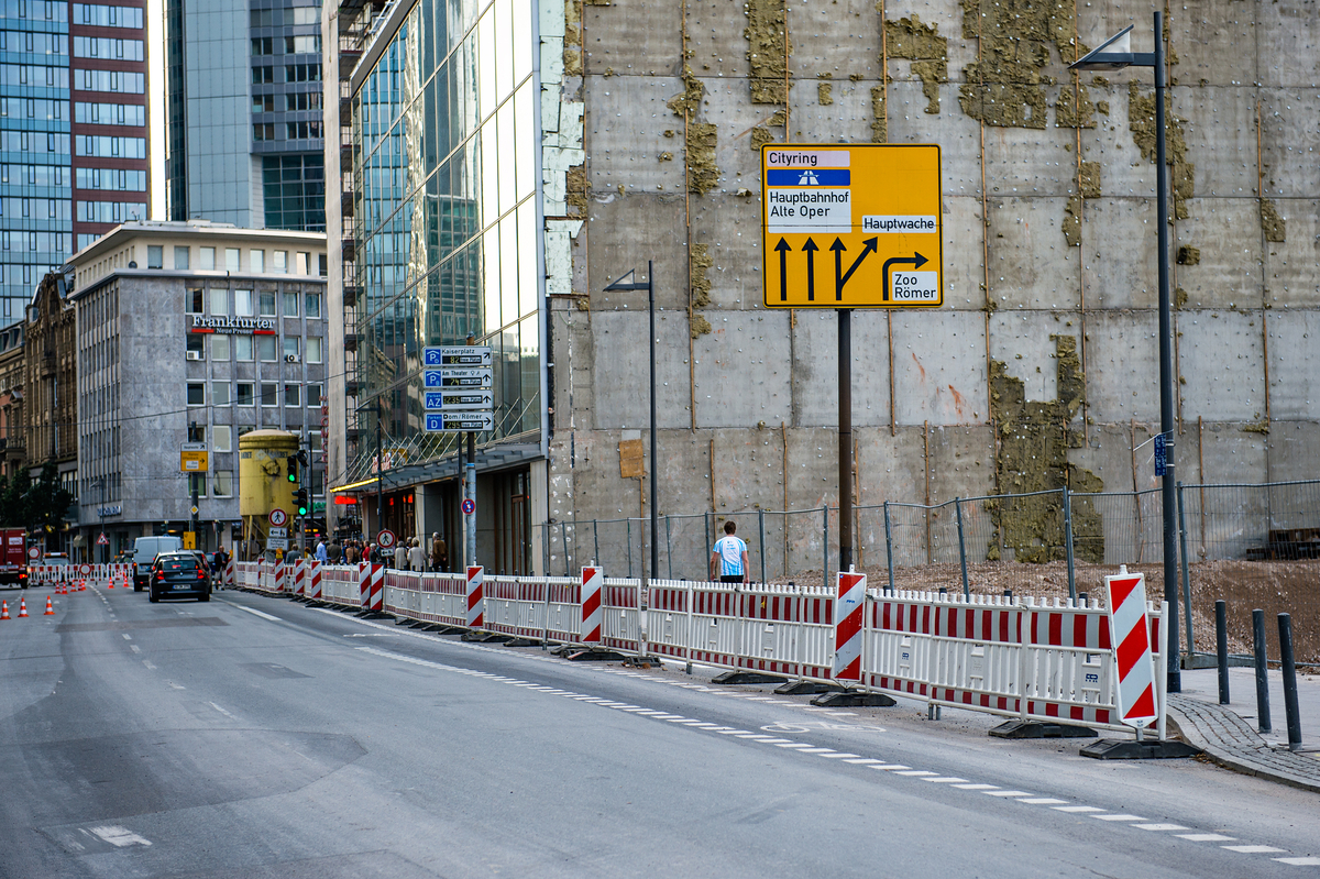 Absperrungen an einer Straße