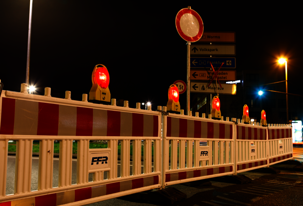 Straßenabsperrung mit Warnleuchten bei Nacht