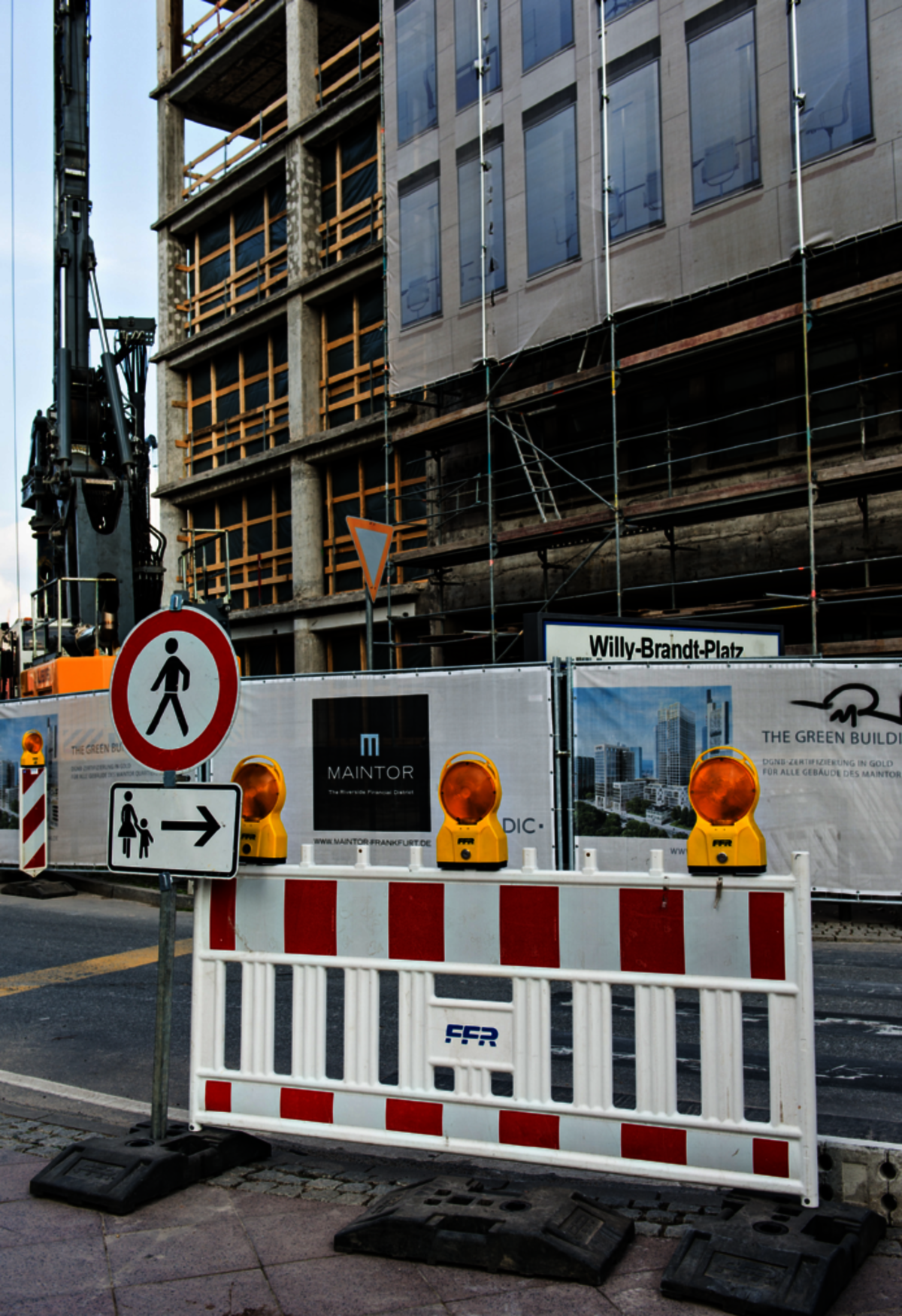 Absperrung im Fußgängerbereich an einer Baustelle