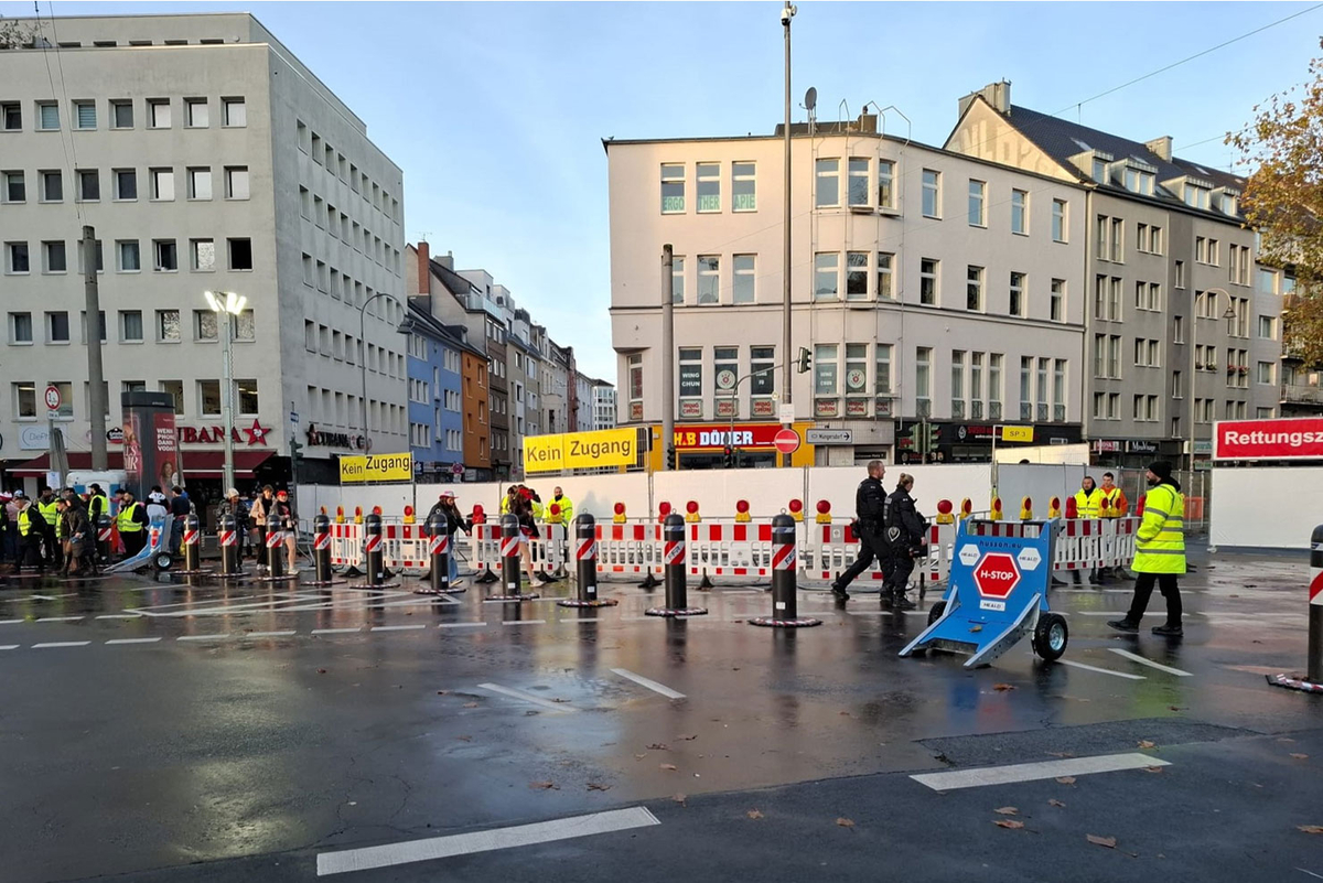 Absperrungen und mobile Fahrzeugsperren der Art OktaBlock TR auf einem Platz