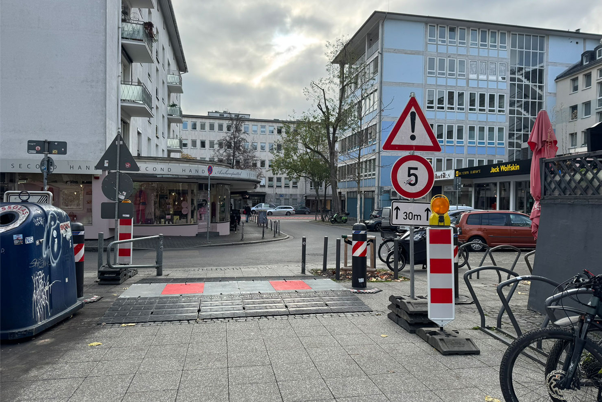 Mobile Fahrzeugsperren der Art OktaBlock TR an einer Straße