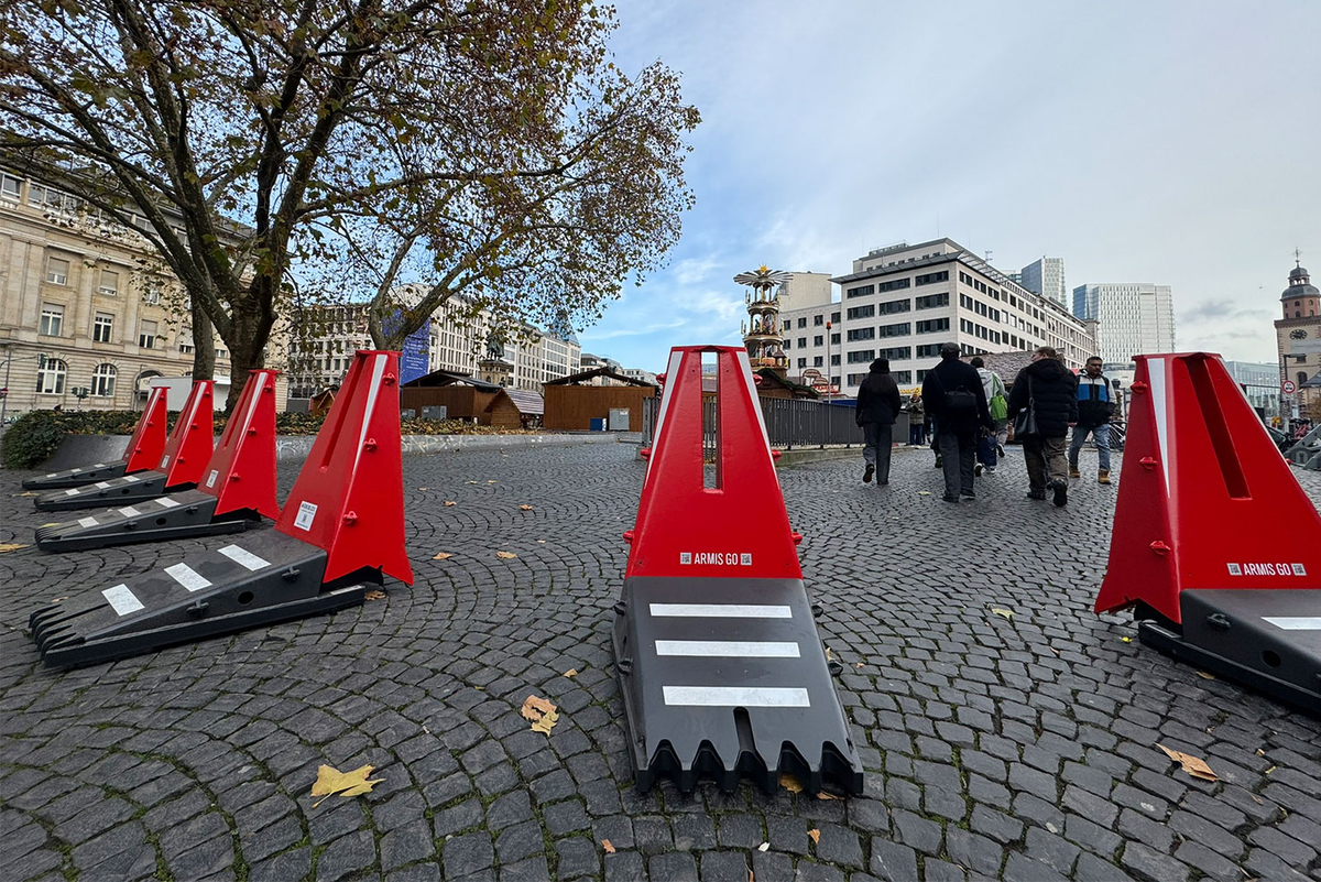 Mobile Fahrzeugsperren der Art ARMIS GO stehen auf einem Platz