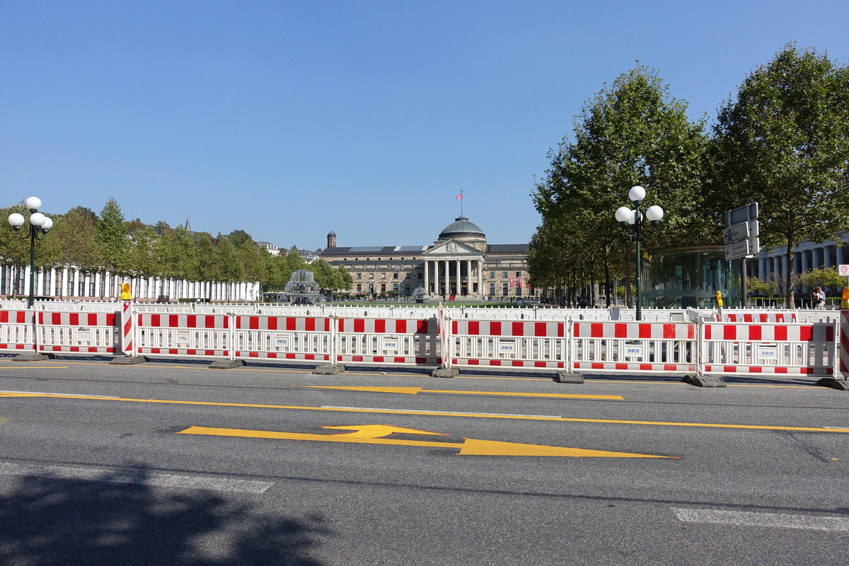 Straßenabsperrung vor dem Kurhaus Wiesbaden