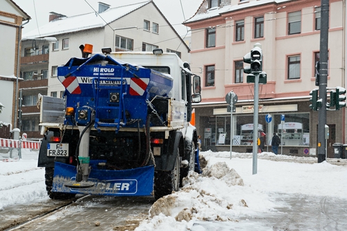 Schneepflug bei der Arbeit