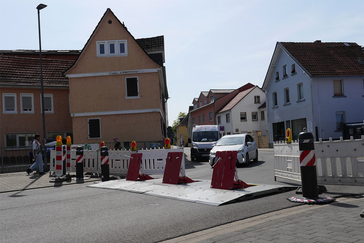 Mobile Fahrzeugsperren der Arten OktaBlock TR und ARMIS ONE auf einer Straße
