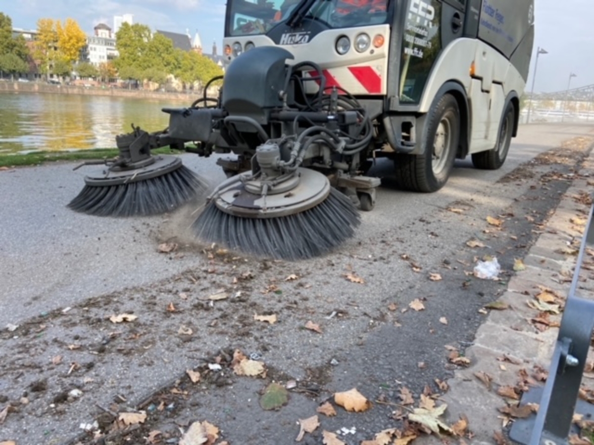 Kleinkehrfahrzeug reinigt eine Straße