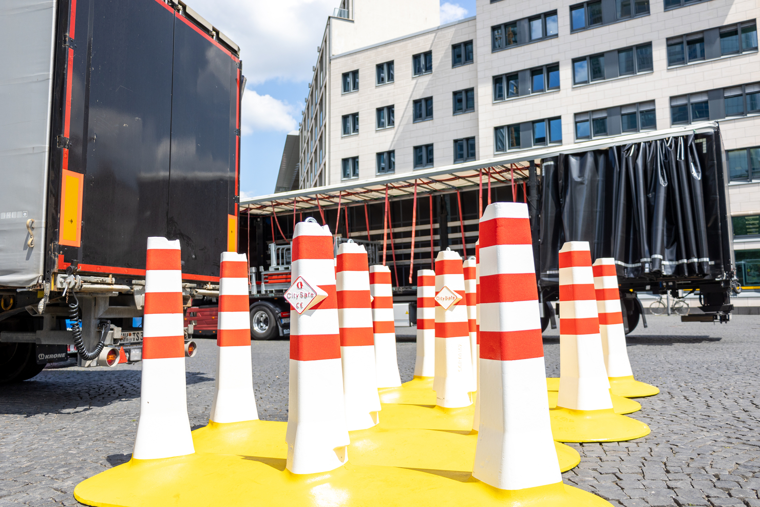Mobile Straßensperrenpfeiler und Transportfahrzeuge