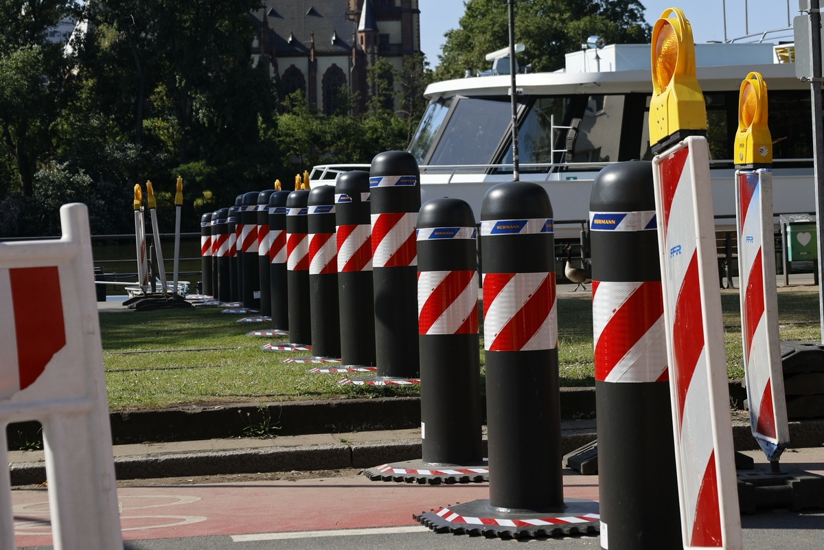 Mobile Pfeiler an Straßensperre