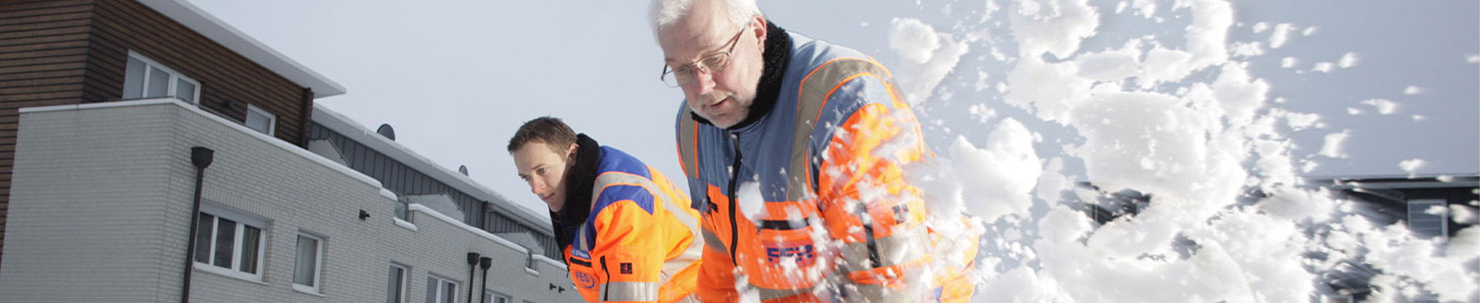 FFR-Mitarbeiter schippen Schnee