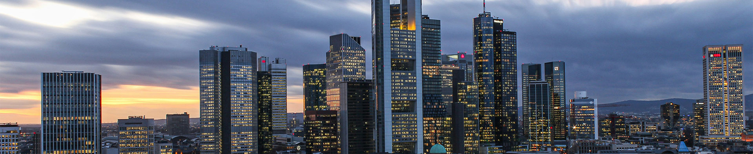 Hochhäuser in Frankfurt am Main bei Dämmerung