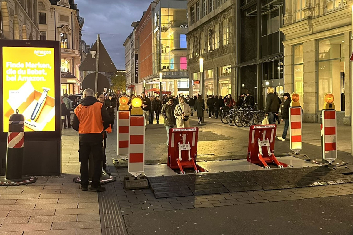 Mobile Fahrzeugsperren der Art ARMIS ONE im Fußgängerbereich einer Innenstadt