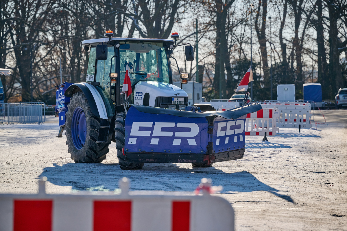 Kleines Großräumfahrzeug auf verschneitem Platz