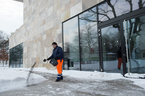 Mitarbeiter beim Winterdienst