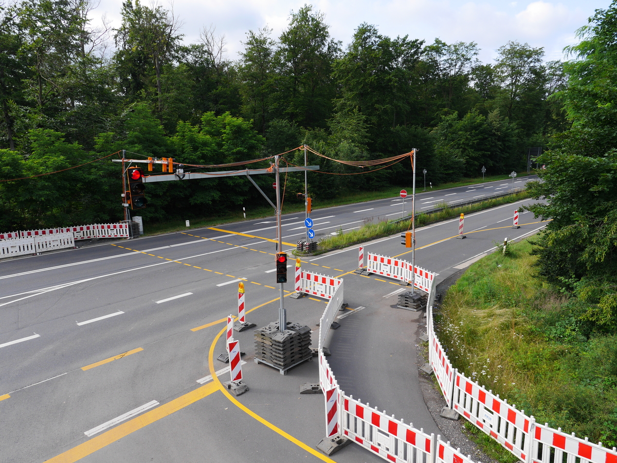 Absperrung und mobile Ampel an Straßenkreuzung